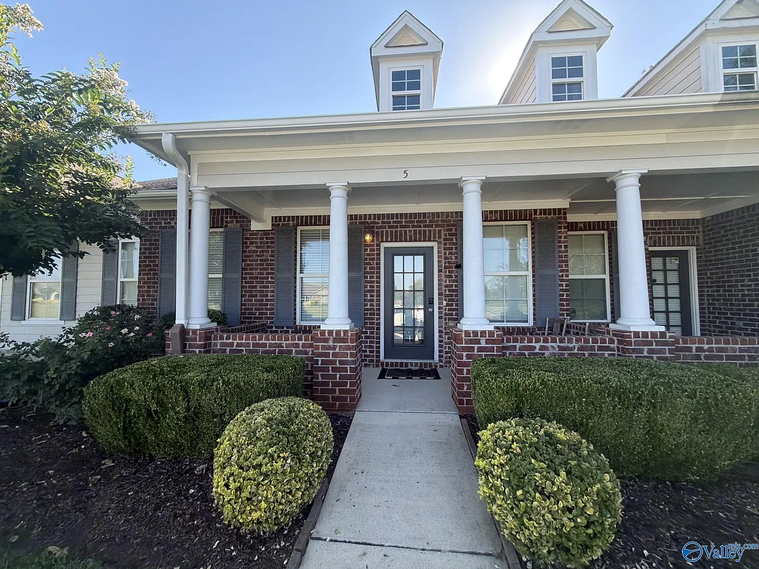 3 bed, 2.5 bath, 1908 sqft, $2,450 — Photo 2