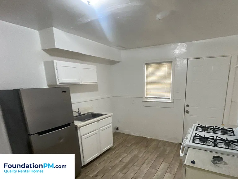 2320 E Warren St — Photo 3