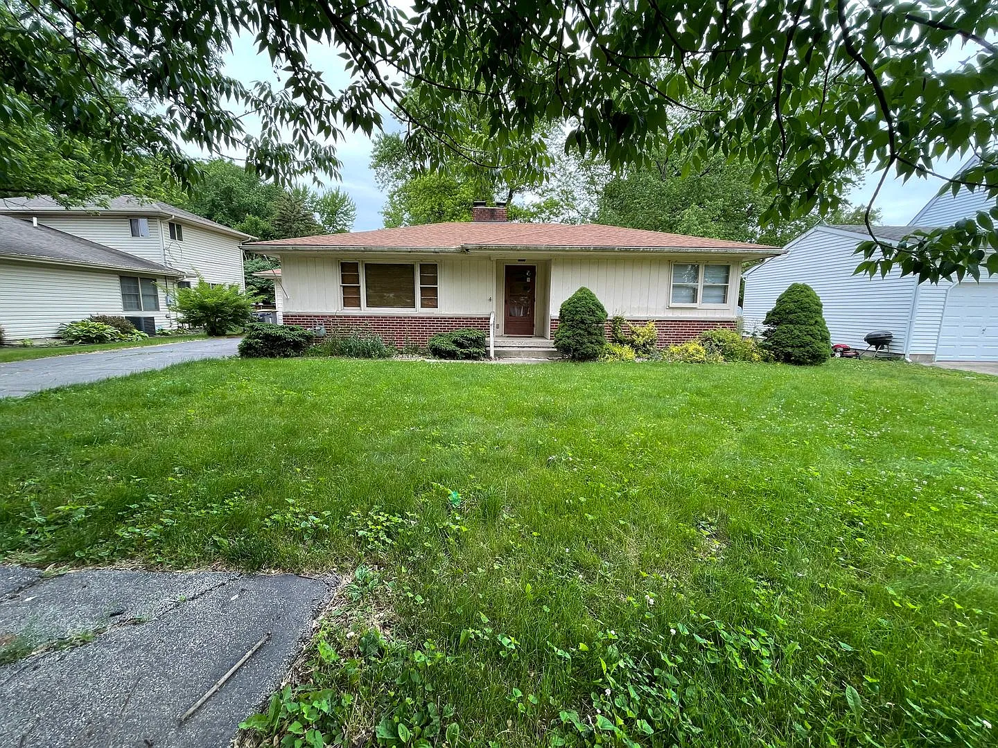 3 Bedroom House Close To Ross-Ade And MacKey Waived Application Fees! — Photo 2