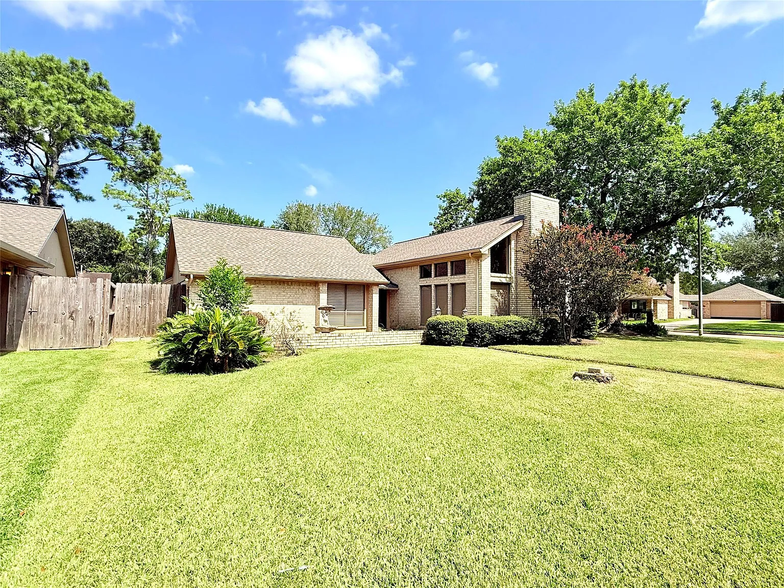 3 bed, 2.0 bath, 2133 sqft, $2,400 — Photo 1