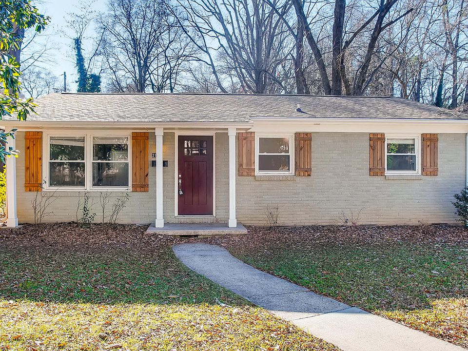 Great curb appeal in convenient location.