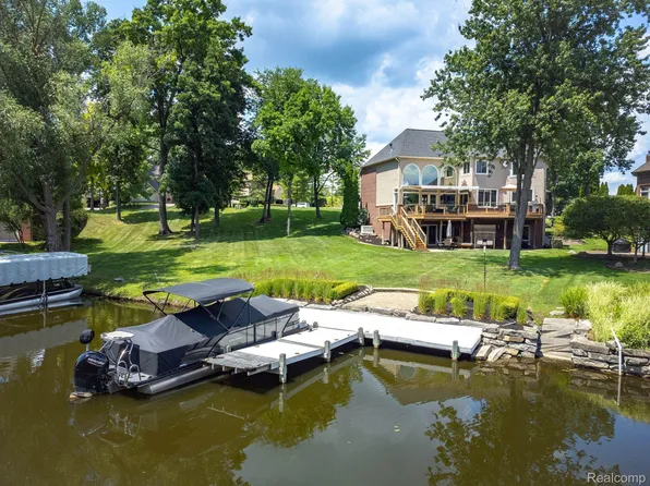 4425 Island View Dr, Waterford, MI 48328