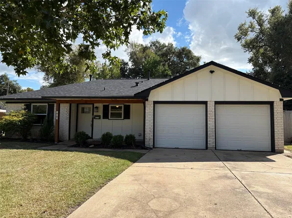 303 Crestwood St, Clute, TX 77531