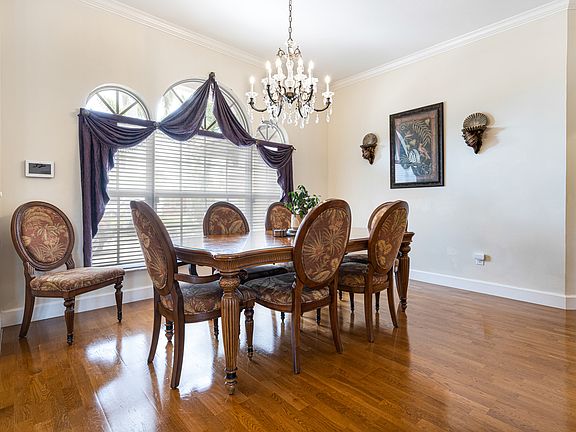 5th image of 842 Miramar Ct