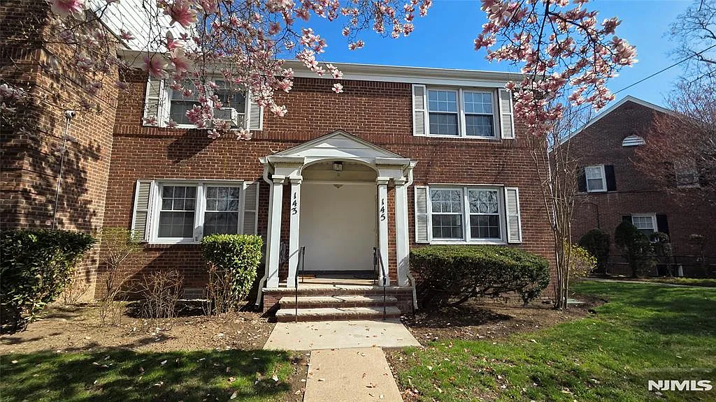 145 River Dr photo 1