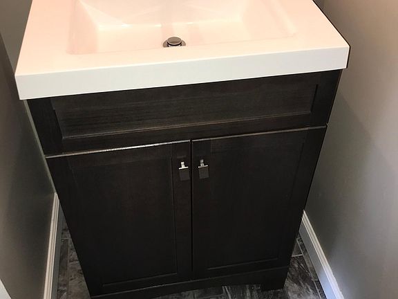 Updated 1st flr 1/2 bath