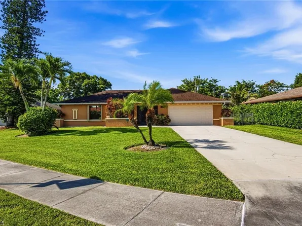 9792 Kentucky ST, BONITA SPRINGS, FL 34135