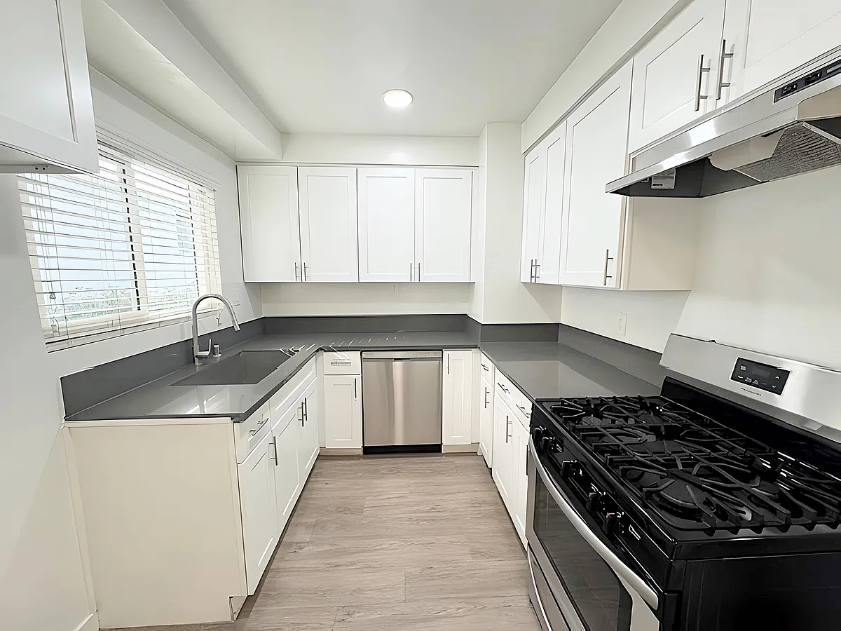 Building Photo - 228 S Mariposa Ave #2