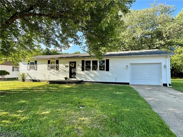 415 S Maple Dr, Mineral Wells, WV 26150