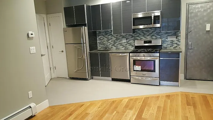 Rented by Bouklis Group | media 31