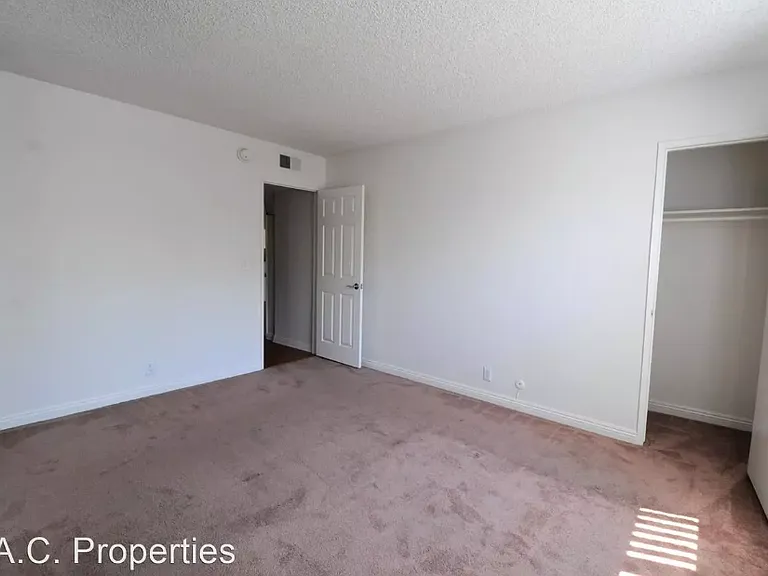 12245 Chandler Blvd — Photo 11