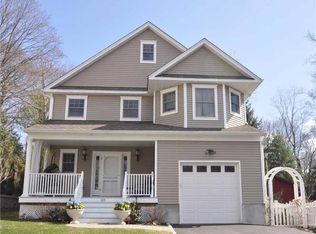 20 Grove St, Cold Spring Harbor, NY 11724