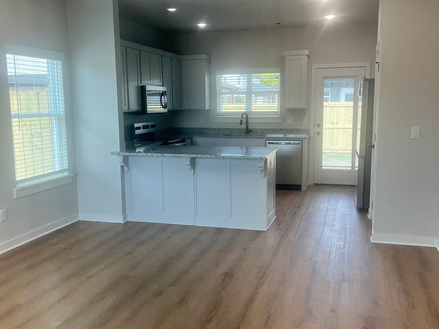 3 bed, 2.5 bath, 1475 sqft, $1,750 — Photo 2