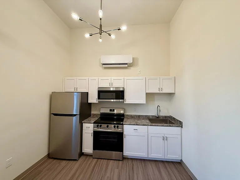 1138 Elm St — Photo 17