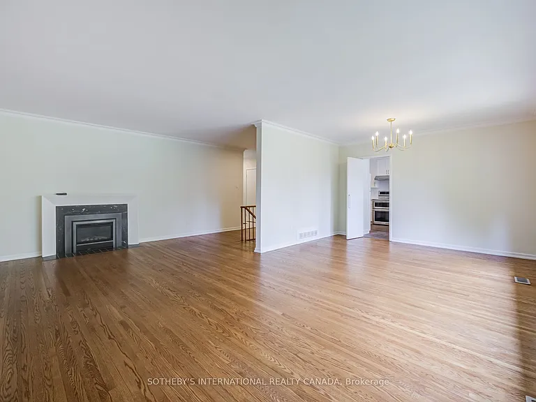 25 Abinger Cres — Photo 10