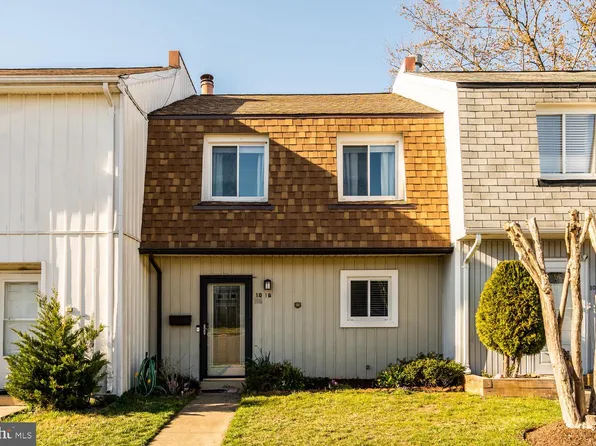 1016 Queens Ct, Herndon, VA 20170