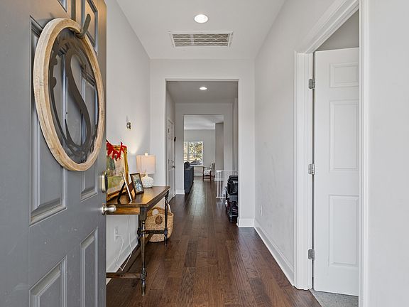 3rd image of 587 Oakvale Ln