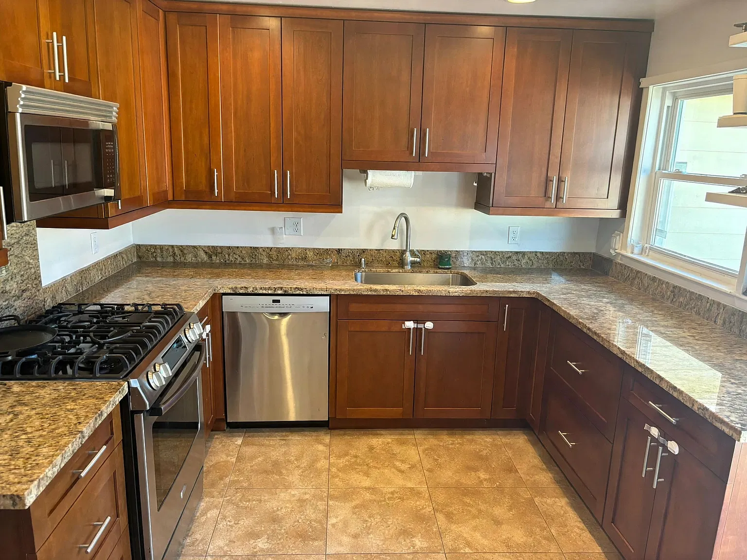 3 bed, 1200 sqft, $5,500 — Photo 1