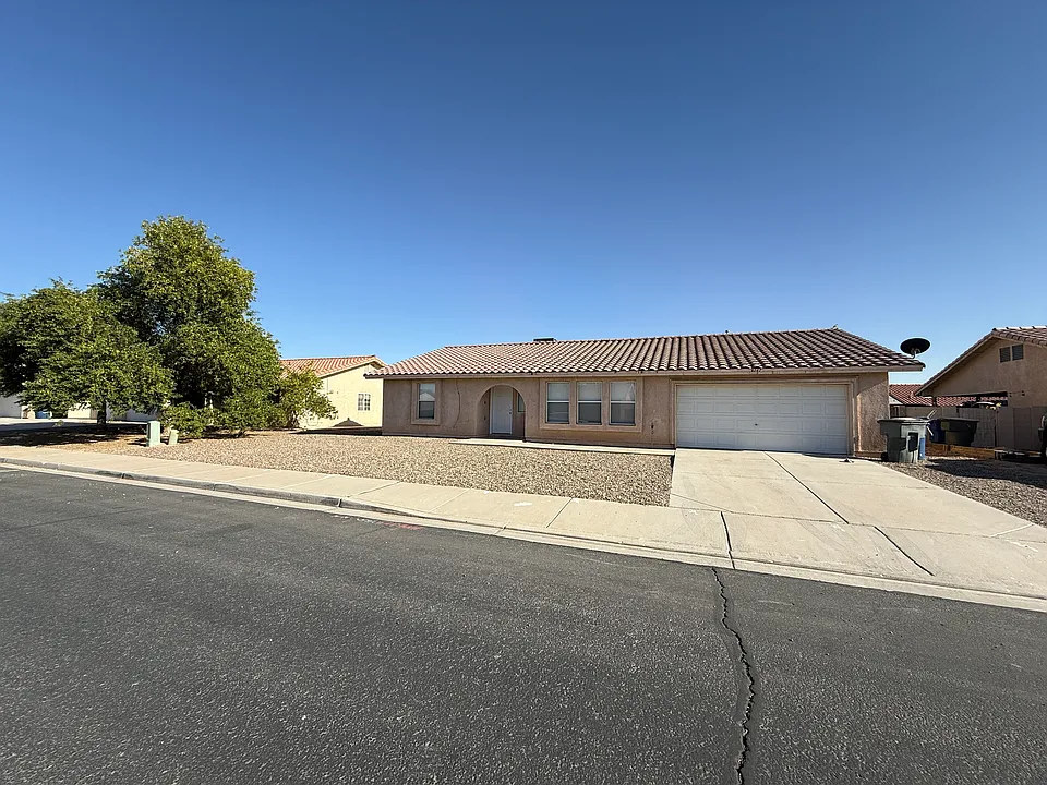 6141 E 40th Pl