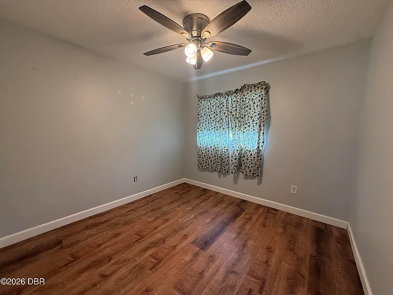 228 E Holly Dr — Photo 7