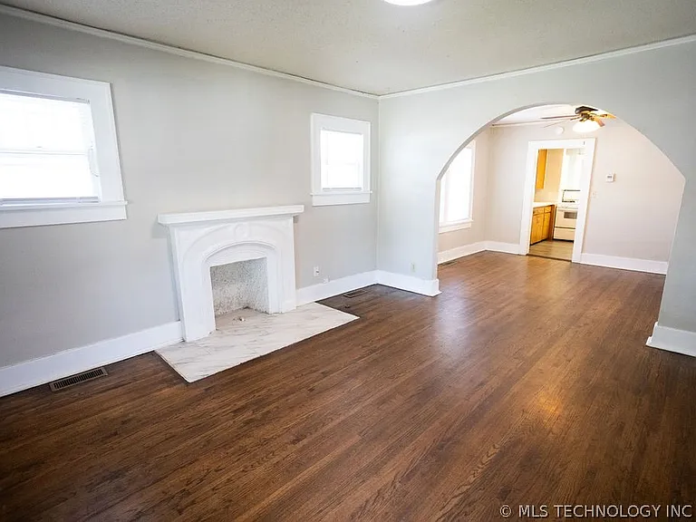 1147 S Florence Ave — Photo 11