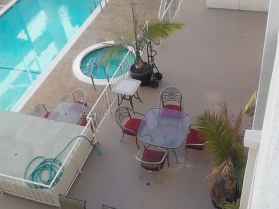 3rd image of 17440 Burbank Blvd APT 210