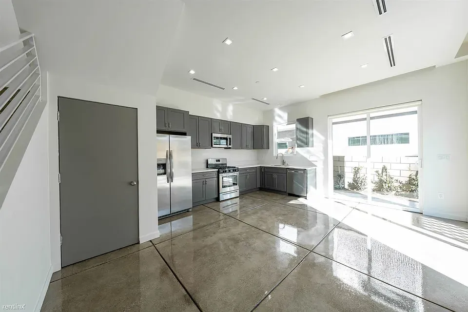 4 bed, 2600 sqft, $4,500 — Photo 2