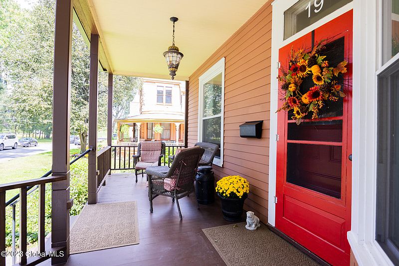 3rd image of 19 N Lyons Avenue