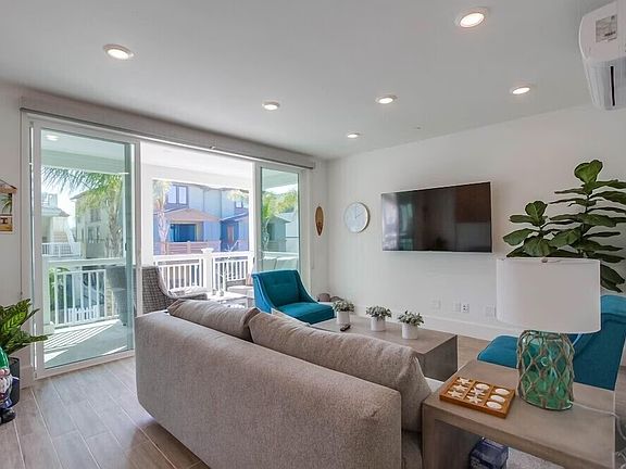 3rd image of 834 Santa Barbara Pl