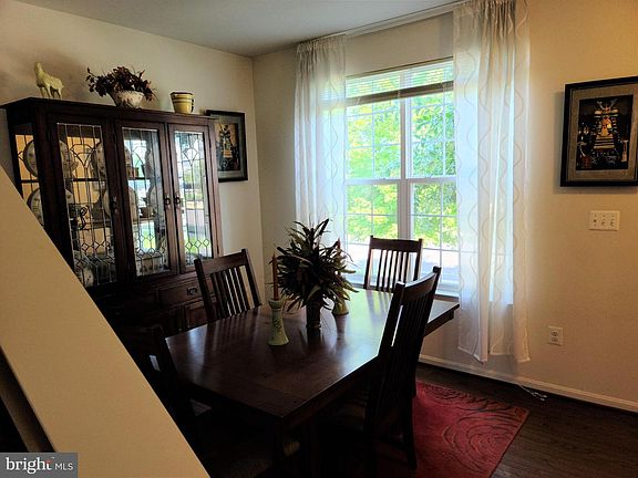 3rd image of 1905 Meadow Lark Dr