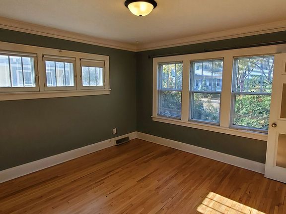 4th image of 1030 20th Ave SE