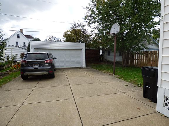 3rd image of 10111 Fidelity Ave