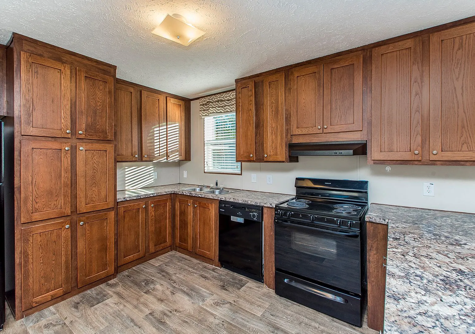 Located off of Strawberry Lane in Albany! Cozy 3-Bed, 2-Bathroom Trailer Home for Rent! — Photo 3