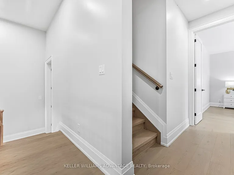 711 Hillview Cres — Photo 33