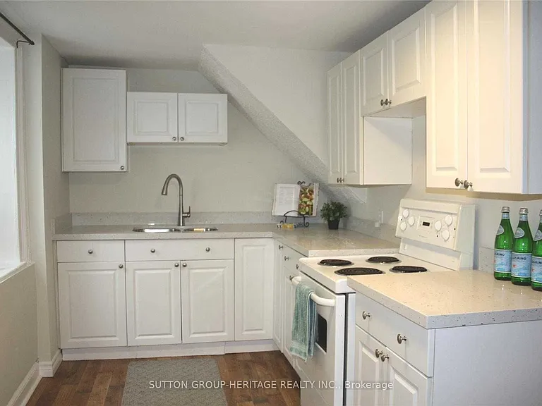 1612 Dufferin St — Photo 8