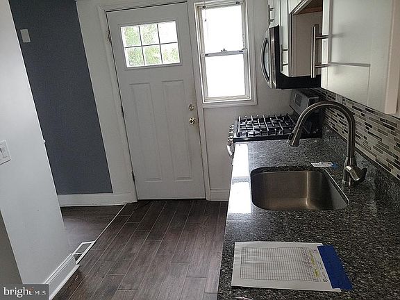 3rd image of 833 Arncliffe Rd