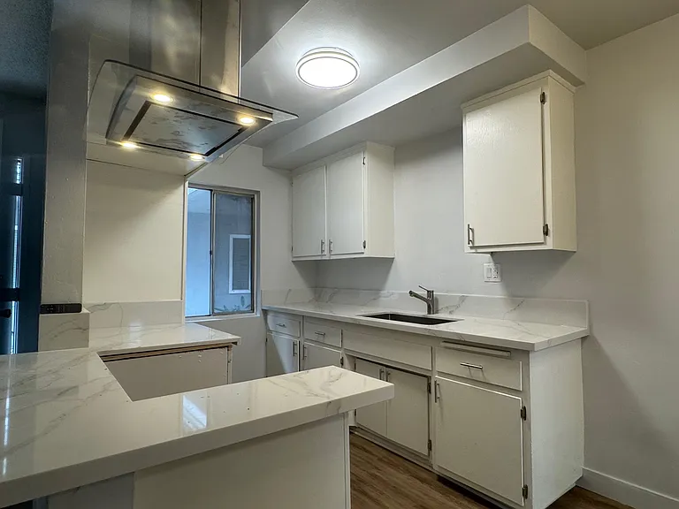 Chateau Apartments — Photo 9