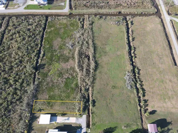 209 Cedar Ln, Grand Isle, LA 70358