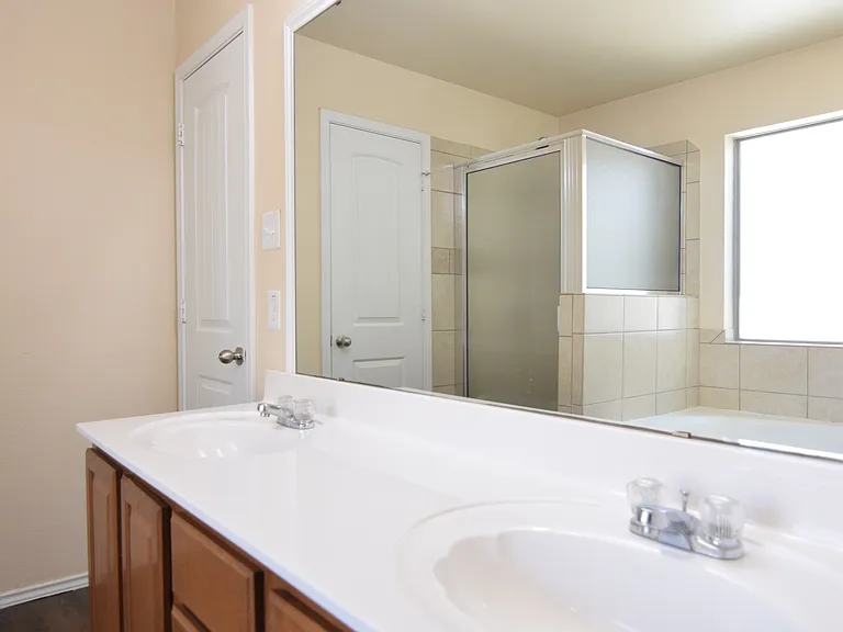 300 Curtis Dr — Photo 18