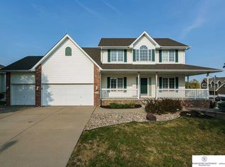 710 Fall Creek Rd, Papillion, NE 68133