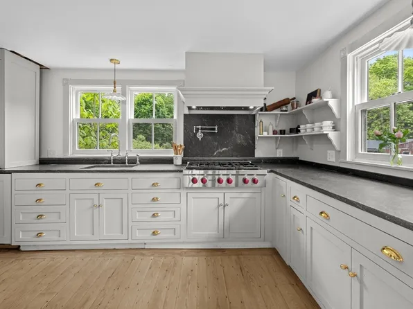 131 Cedar St, Middleboro, MA 02346