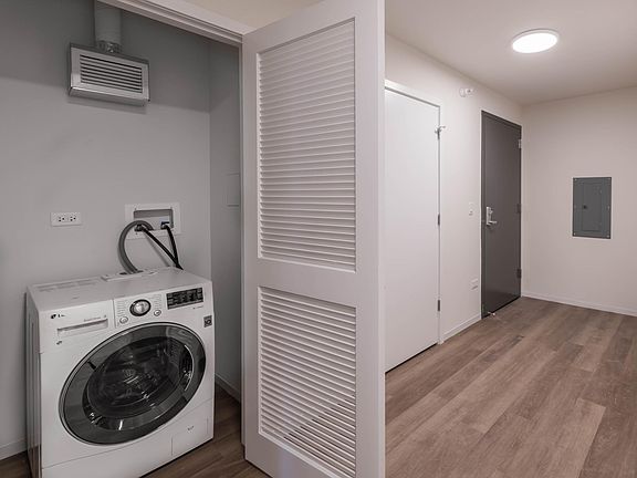 4th image of 1402 S Wabash Ave #1011