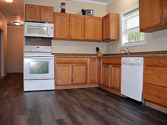 3rd image of 122 N Sunset Dr