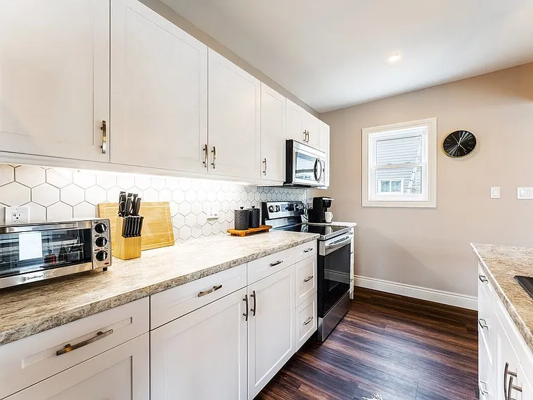 235 King St — Photo 13
