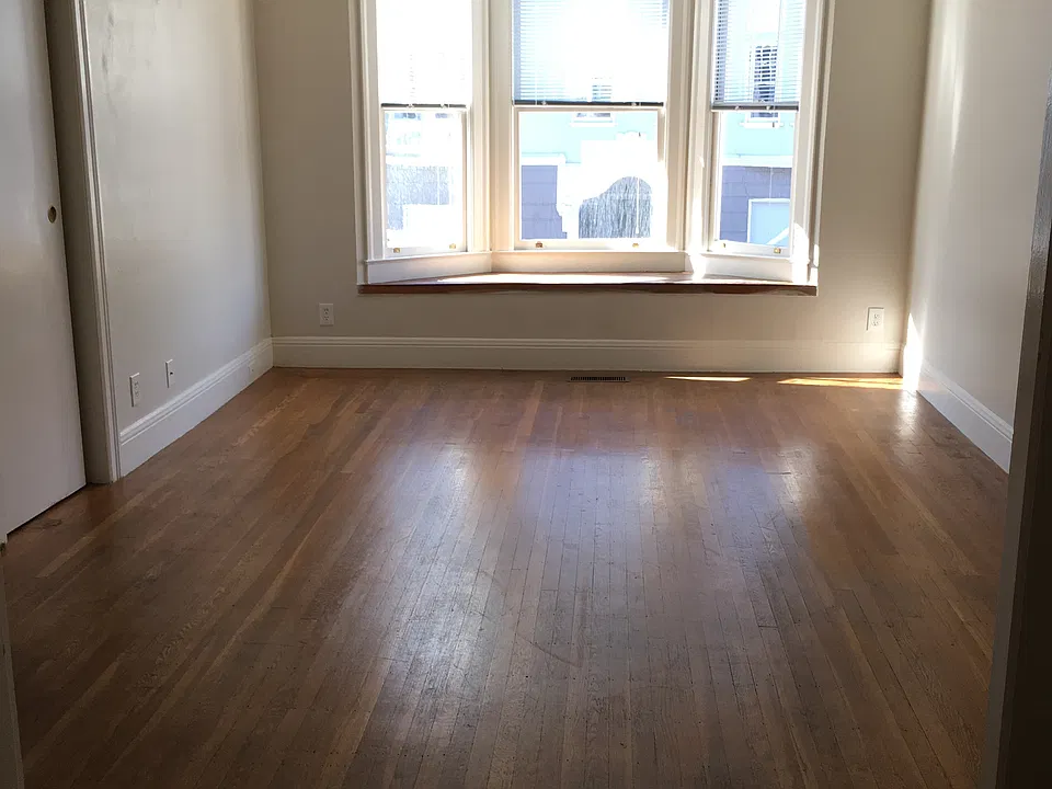 LR/BR bay window with bench