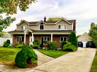 48 Swan Ln, Levittown, NY
