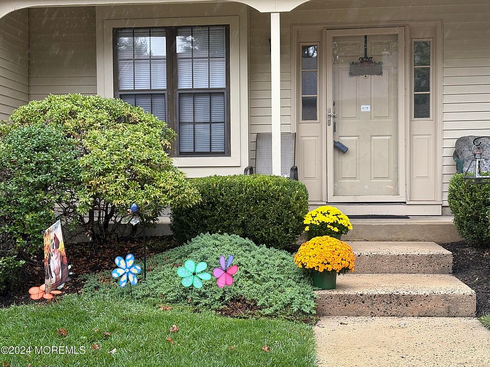 1st image of 275 Gloucester Ct