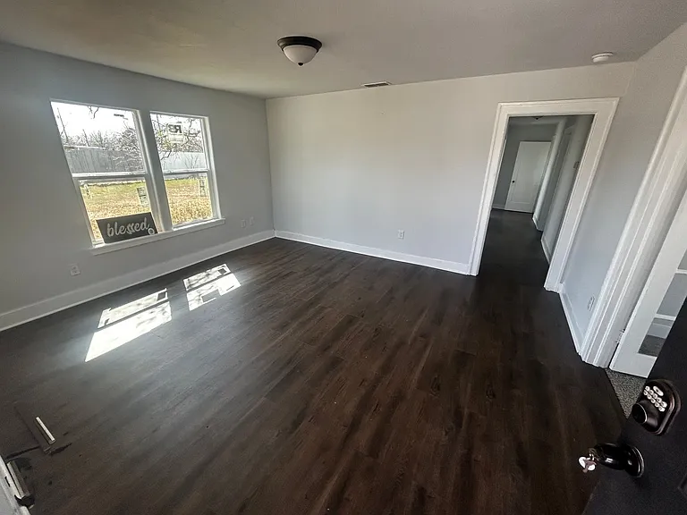 1742 Victoria St — Photo 2