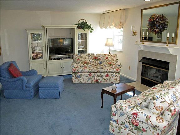 4th image of 305 Limner Cir