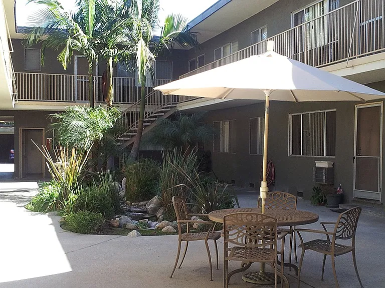 Sierra Madre Apartments — Photo 10